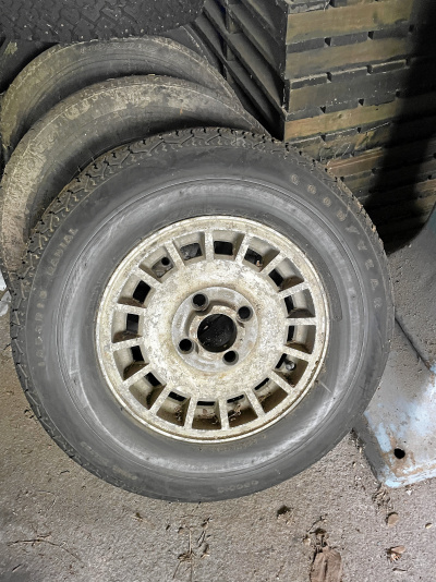 4 st Original Ford Taunus Ghia fälgar med däck