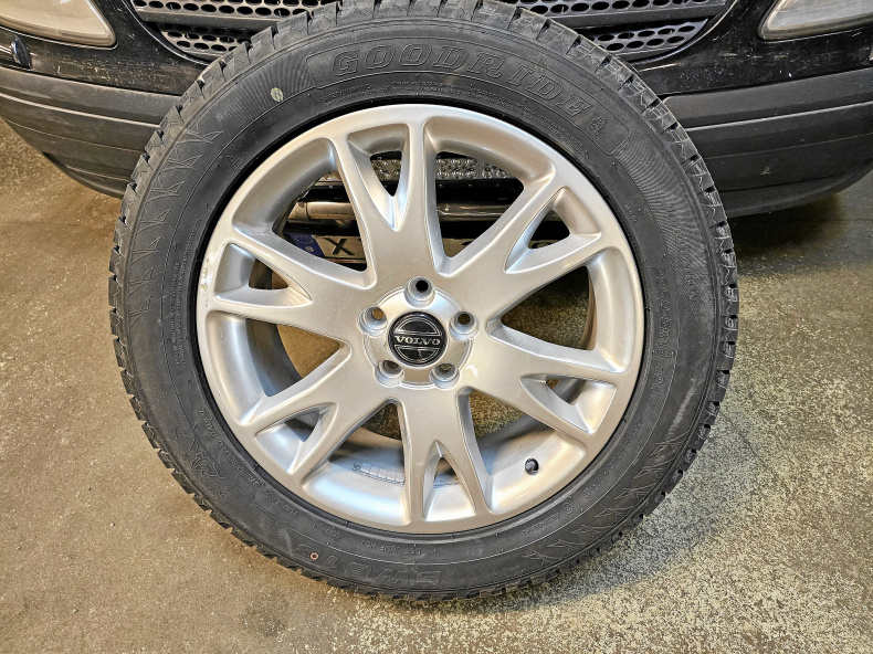 VOLVO XC-90 VINTERHJUL 18 TUM