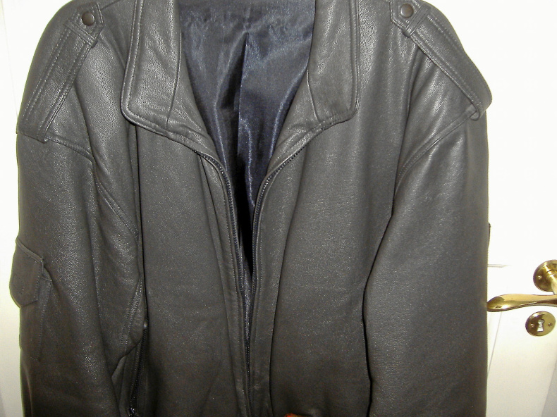 Skinnjacka stl.58 och en militärspade m. snöblad