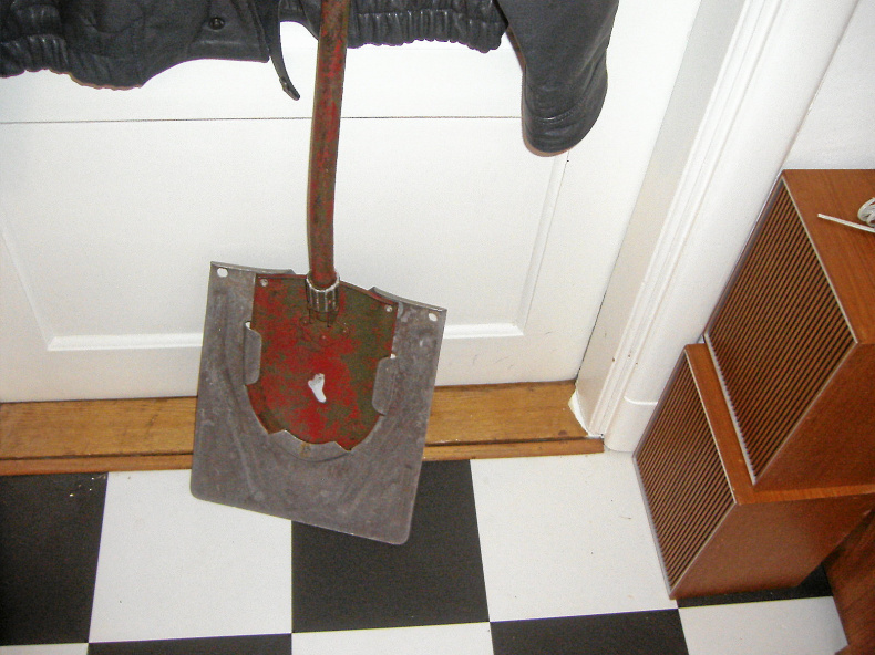 Skinnjacka stl.58 och en militärspade m. snöblad