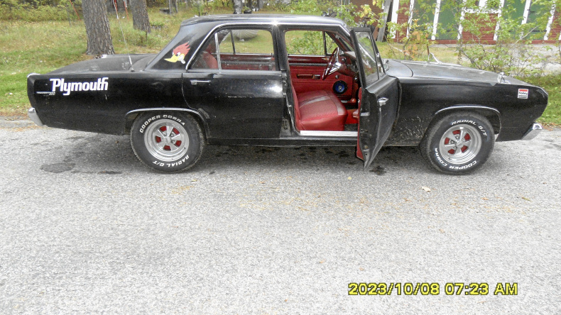 Plymouth Valiant Signet 100