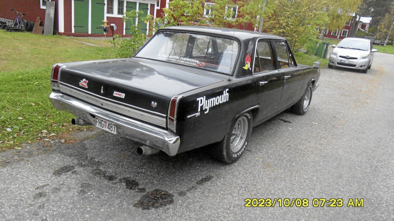 Plymouth Valiant Signet 100