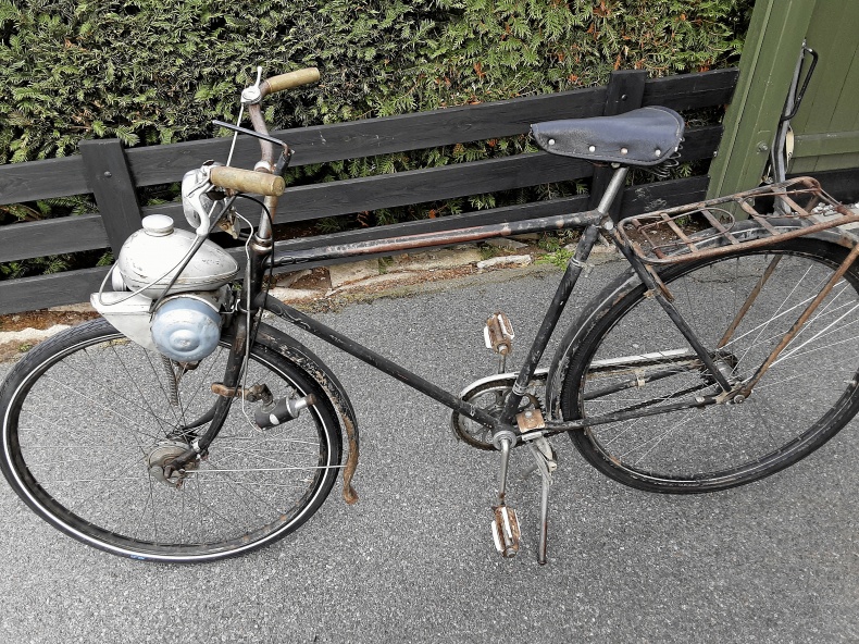 Cykel med påhängsmotor