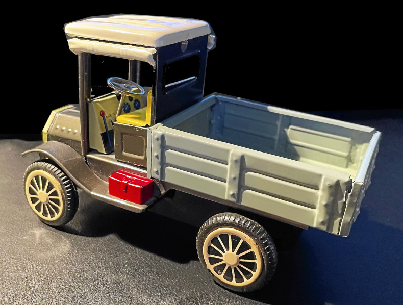 Unik lastbil i plåt