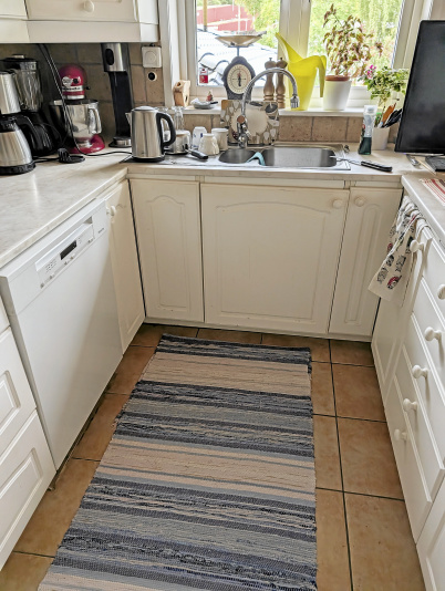 Köksluckor och lådor med gångjärn och knoppar