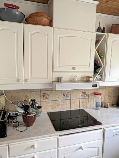 Köksluckor och lådor med gångjärn och knoppar