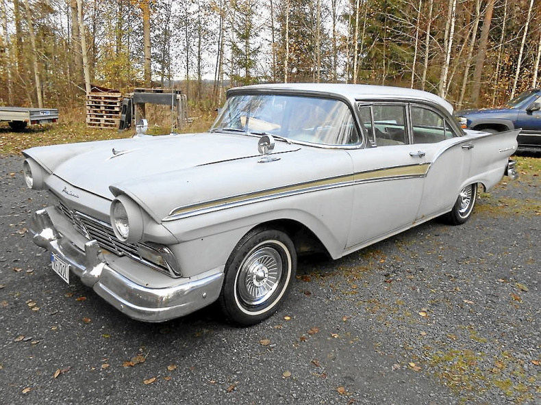 Ford Fairlane 500 Town Sedan
