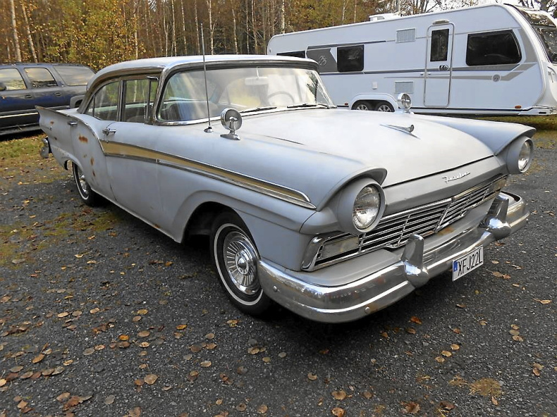 Ford Fairlane 500 Town Sedan