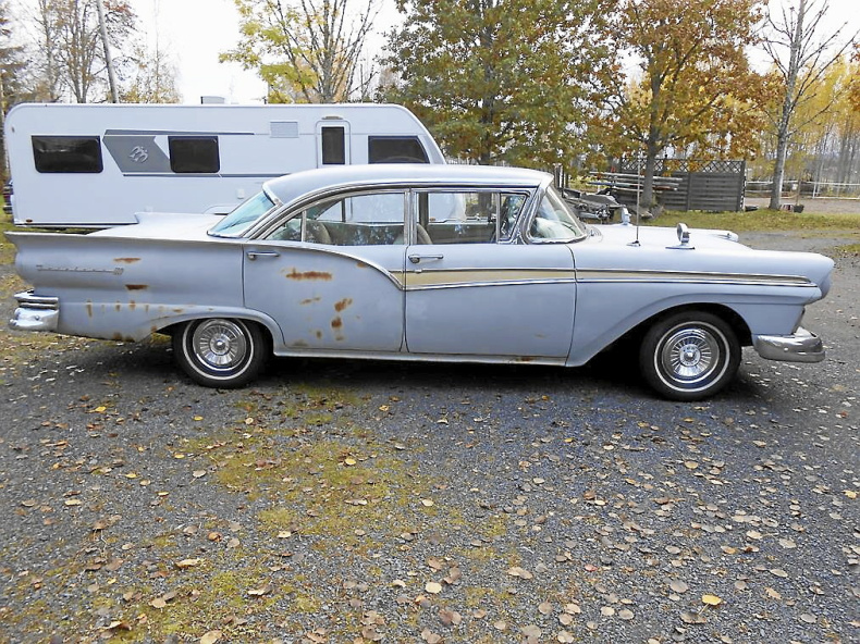 Ford Fairlane 500 Town Sedan