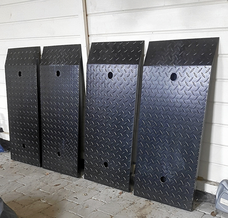 Uppfartsramper fyra st i kraftig durkplåt