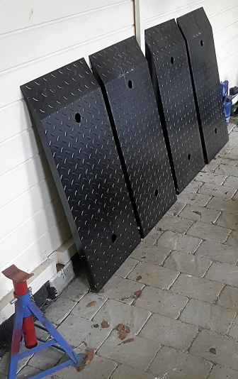 Uppfartsramper fyra st i kraftig durkplåt