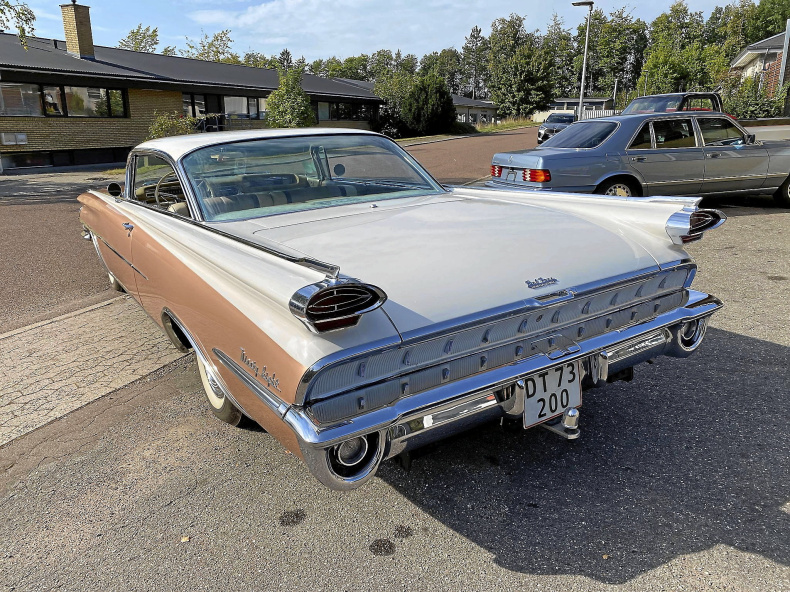 Oldsmobile Scenic Holiday Coupe 98