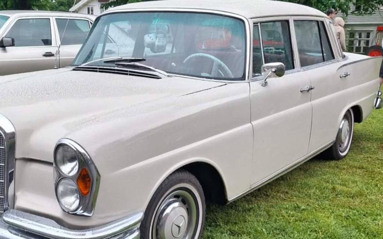 Mercedes 220s