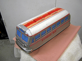 Gammal buss i plåt
