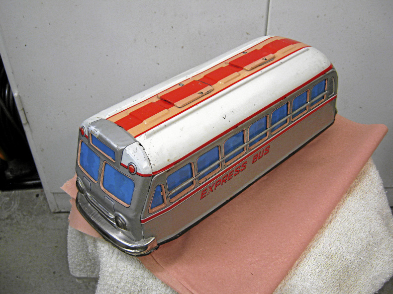 Gammal buss i plåt