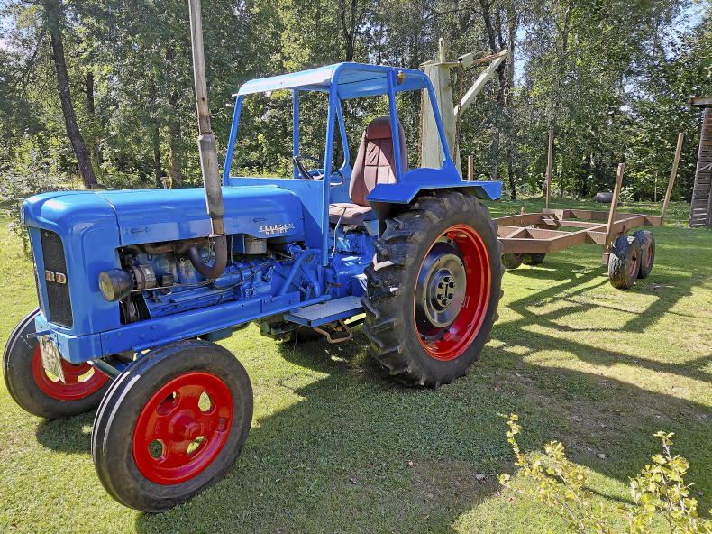 Fordon Major med kran och kärra