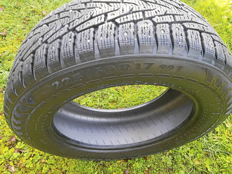Nokian Hakkapelitta 225/60 R17 SUV Dubbdäck