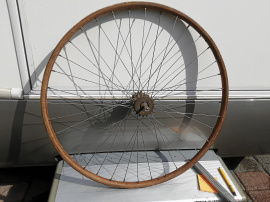 Antika cykelhjul med träfälgar