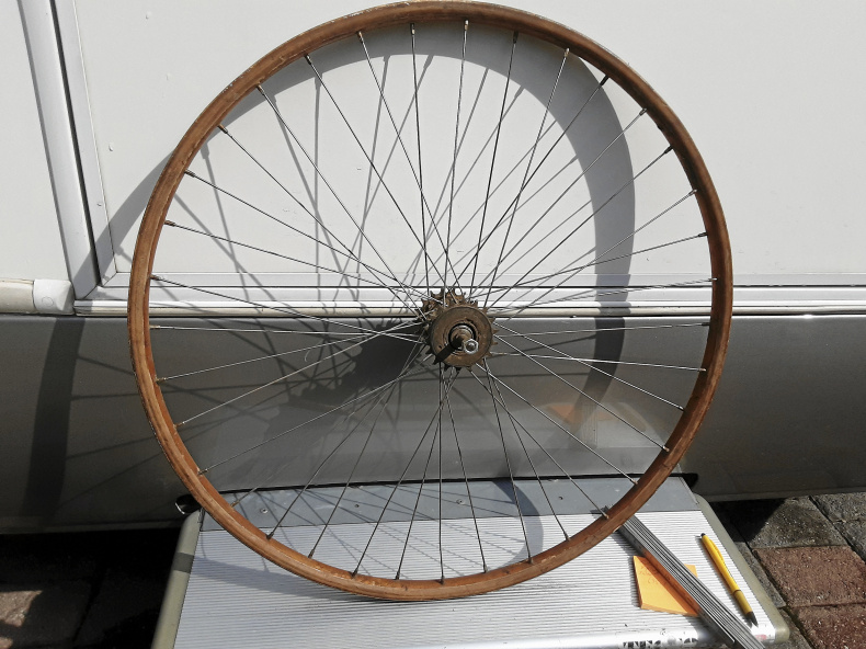 Antika cykelhjul med träfälgar