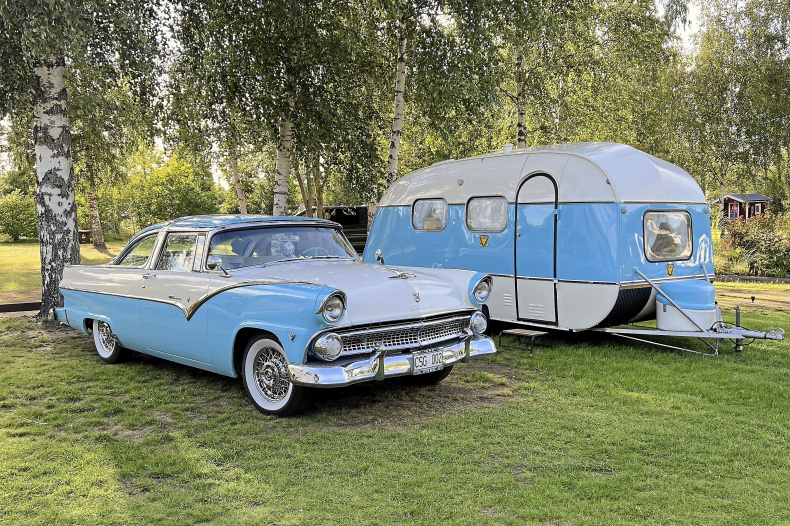 Ford Crown Victoria -55 och SMV husvagn -70