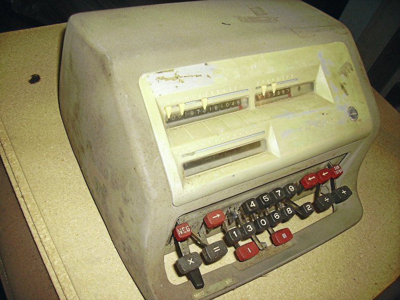 ÄLDRE RÄKNEMASKINER