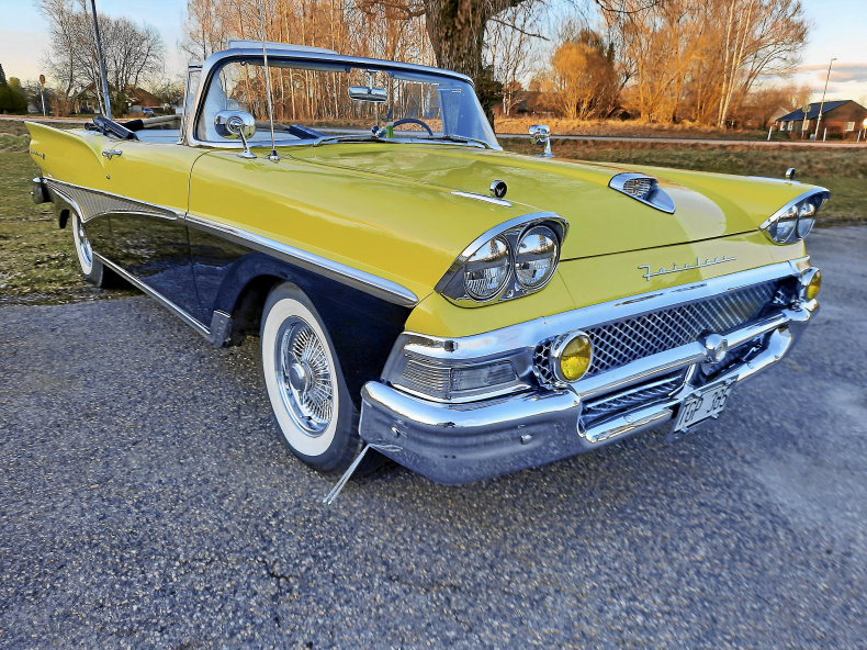 Ford Fairlane 500 Sunliner