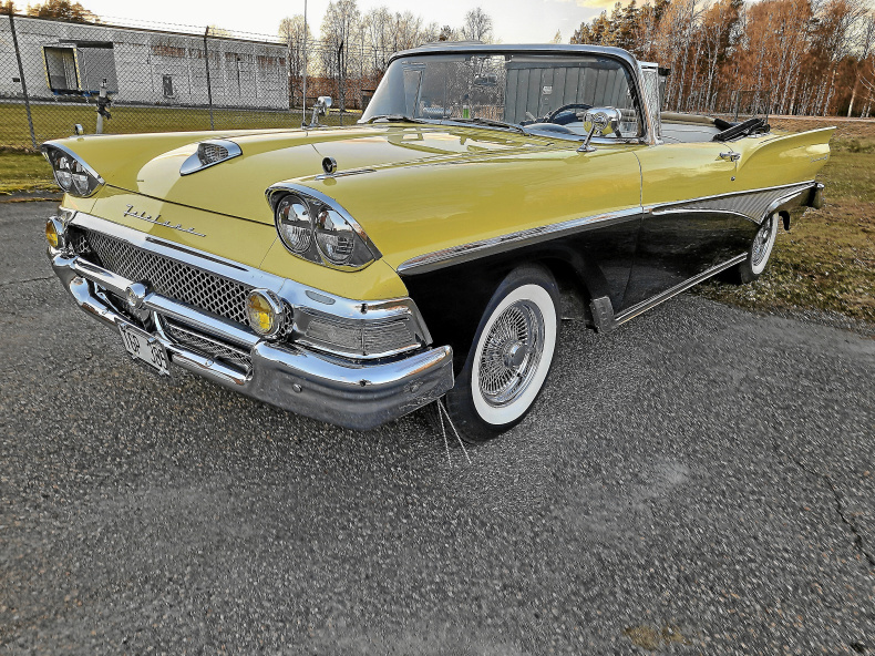 Ford Fairlane 500 Sunliner