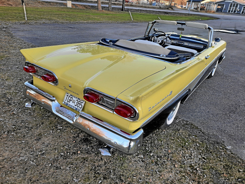 Ford Fairlane 500 Sunliner