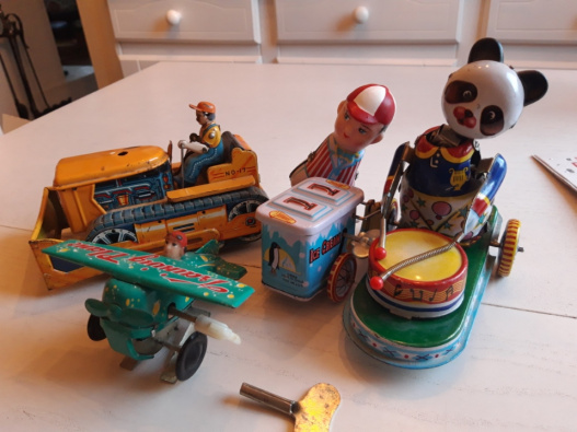 Gamla plåtleksaker
