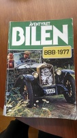 En bok med gamla bilar