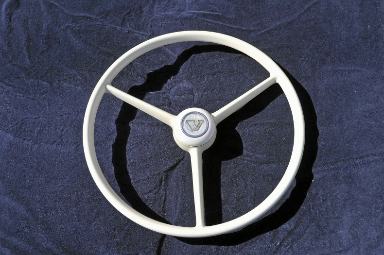 Vit bakelitratt från Volvo F89