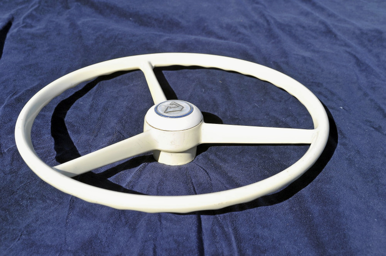 Vit bakelitratt från Volvo F89