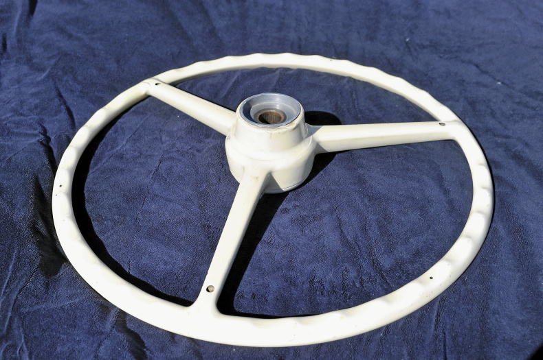 Vit bakelitratt från Volvo F89