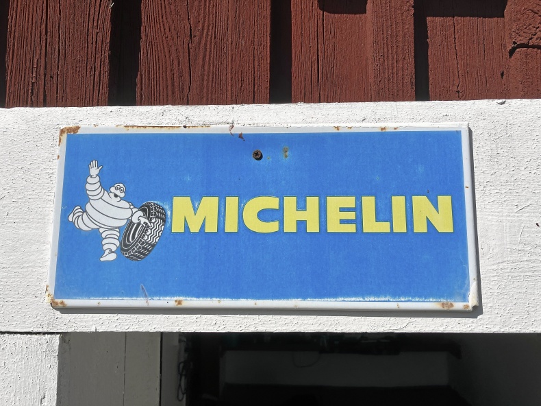 Plåtskyltar
