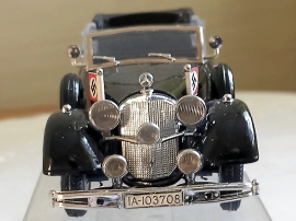1:43 Mercedes limousine