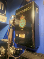 Äldre väggtelefon 
