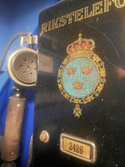 Äldre väggtelefon 