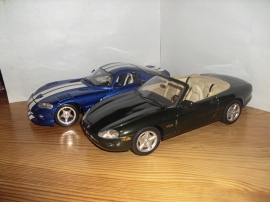 1:18 Dodge Viper V-10 och Jaguar XK8