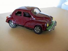 Gammal plåtbil Renault 4 CV