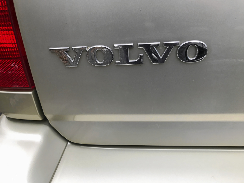 Volvo V70 AWD 440 Desert Wind Pearl Metallic