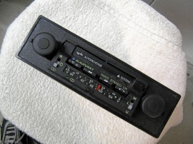 Blaupunkt bilstereo med kasettbandspelare.