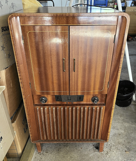 Dux U5357-Äldre TV med skåp