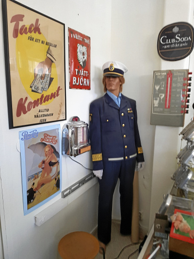 ÄLDRE SKYLTDOCKA MED POLISUNIFORM