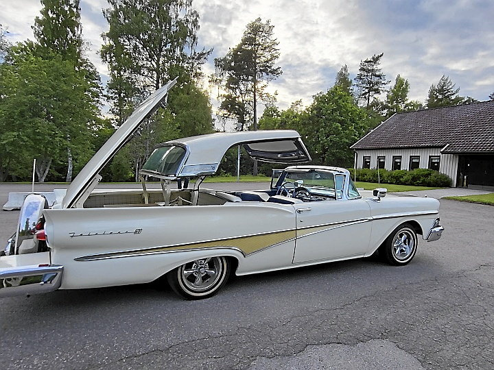 Ford Fairlane 500 Skyliner