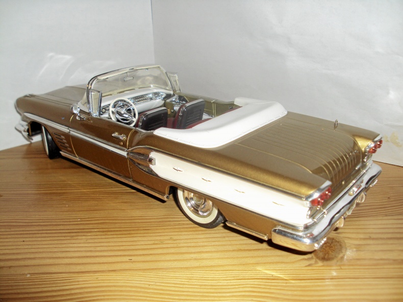 1:18  Pontiac Bonneville Cab -58