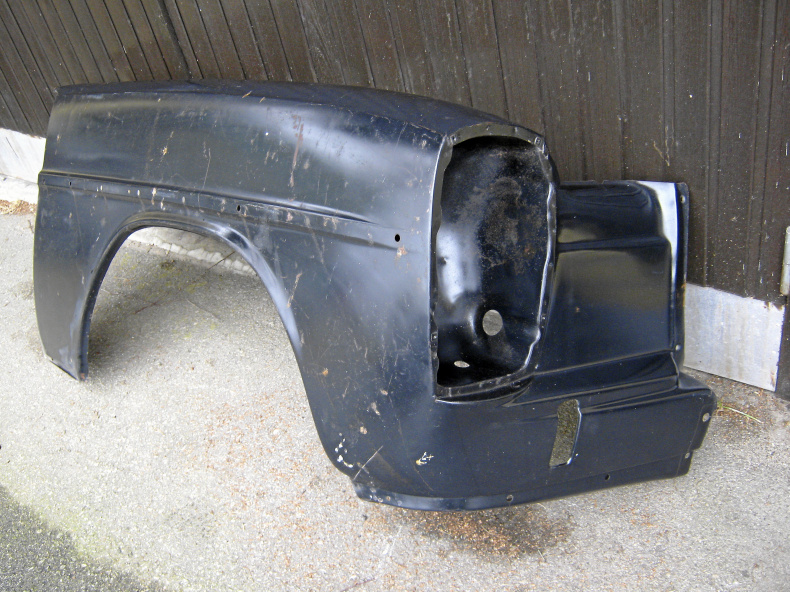 Höger framskärm till Mercedes  NOS.