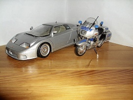 1:18 "Värsting"-Bugatti och Polis-BMW