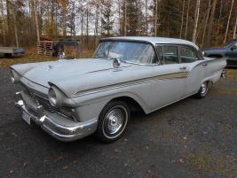 Ford Fairlane 500 Town Sedan