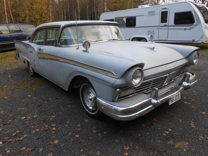 Ford Fairlane 500 Town Sedan