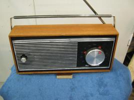 DUX  "Pensionärsradio" i Teak.
